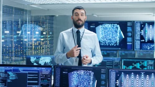 En el laboratorio de ingeniería de aprendizaje automático, un científico describe con entusiasmo el proyecto en el que está trabajando