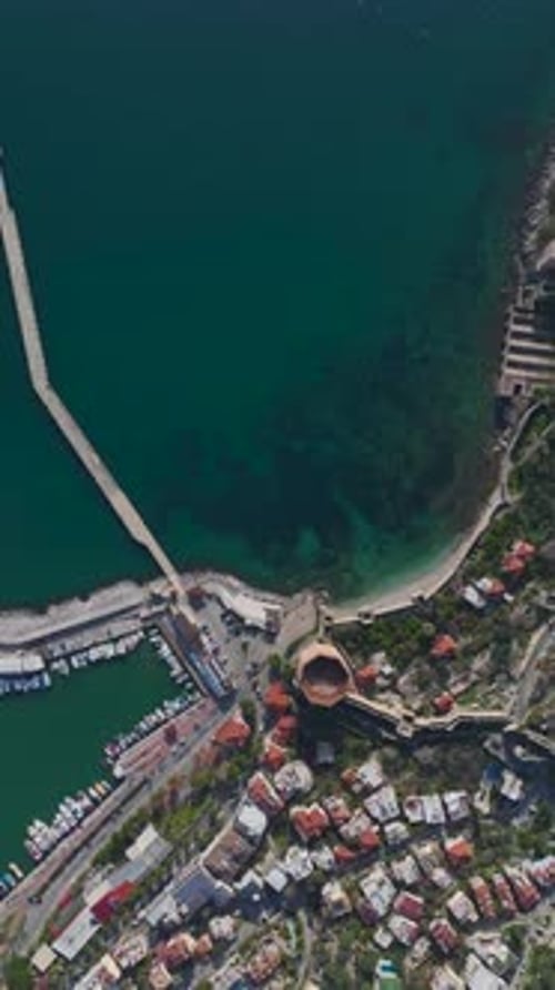 Vertikales Video des Roten Turms in Alanya, aufgenommen mit einer Drohne, auf der die türkische Flagge weht