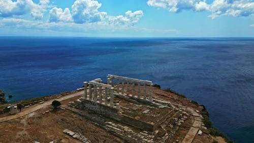 Vue aérienne du temple de Poséidon sur l'océan bleu de la Grèce, Ralenti