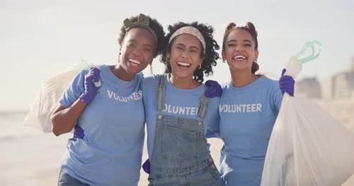 Playa, rostro y mujeres emocionadas con una bolsa de plástico para el día de la tierra, la sostenibilidad