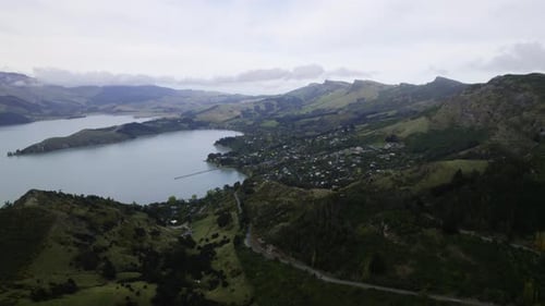 Vista aérea se aproximando da Baía do Governador na nublada Canterbury, Nova Zelândia