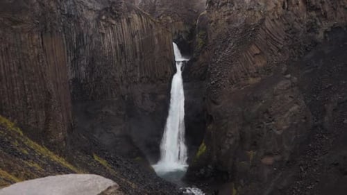 Litlanesfoss-Wasserfall in Basaltfelsen in Zeitlupe