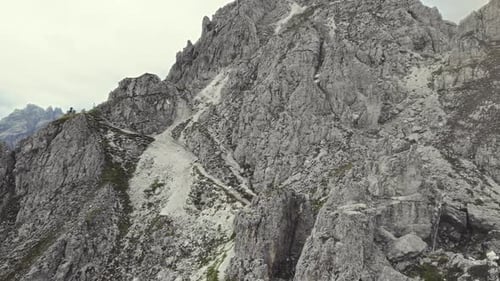 Hermosa vista aérea de las montañas alpinas 11er (Stubai, Austria). Volando cerca de formaciones de piedra y acelerando