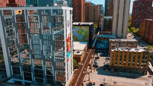 Ferrocarriles en el centro de la colorida ciudad de Chicago, Illinois, EE. UU. El tren se mueve por la ciudad.