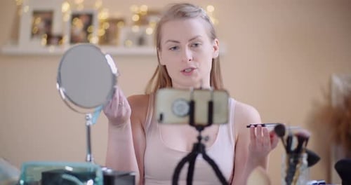 Mujer realiza un entrenamiento de maquillaje matutino