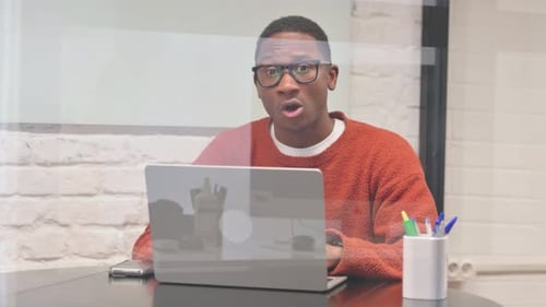 Arbeitender Afrikaner ist schockiert, als er in die Kamera schaut