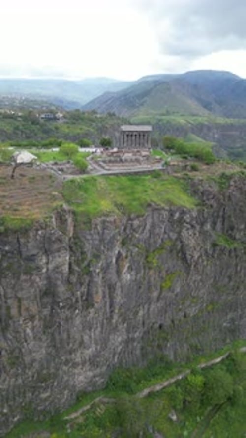 Le temple de Garni est une structure Classique située dans le village de Garni, dans le centre de l'Arménie