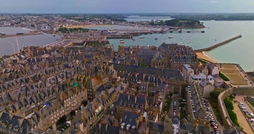 Vue aérienne de Saint-Malo, Bretagne, France, Bâtiments historiques de Saint-Malo bordant le littoral, Drone