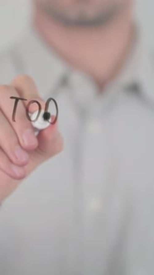 Heute ist der Tag, mit der Hand auf den Bildschirm schreiben, vertikales Video