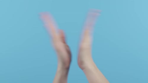 Hände einer Frau applaudieren auf blauem Hintergrund