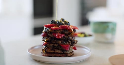 Pfannkuchen, Obst und Honig, Frühstück und Essen in der Küche mit Kreativität und Ernährung