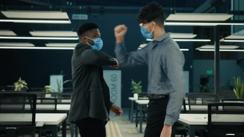 Deux hommes d'affaires, collègues, hommes multiraciaux, ethniques, afro-américains et indiens en médecine