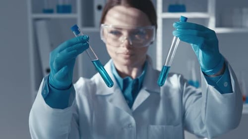 Biochimiste qualifié dans un environnement clinique où le développement de produits pharmaceutiques est étudié