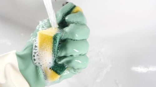 Limpiar los platos con una esponja verde y usar guantes bajo agua corriente constantemente