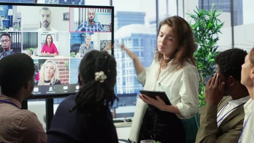 Reunión informativa entre los empleados y la junta asesora a través de la red de videollamadas
