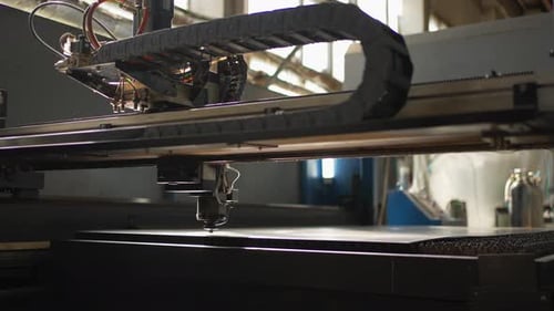 Industrielle CNC-Laserschneidmaschine schneidet Bleche