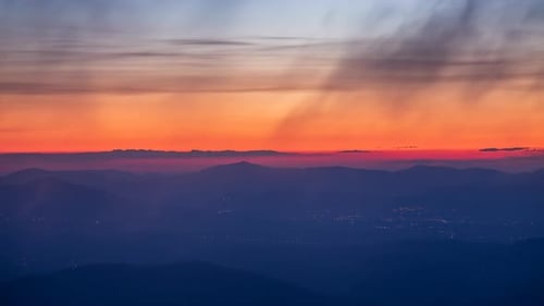 Sonnenaufgang von den Beskiden aus gesehen, mit Wolken, die um uns herum fliegen.