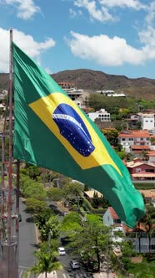 Brasilianische Flagge flattert vor blauem Himmel Hd