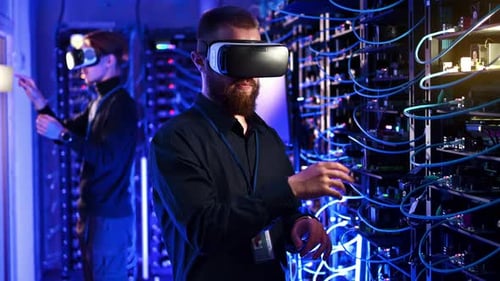 Männer mit Virtual-Reality-Headset in Zeitlupe in einem Serverraum