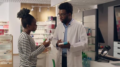 Médecin afro-américain, pharmacien, recommandations médicales, conseils, pilules posologiques, pharmacie, achat par le client