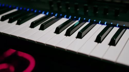 Tasten eines professionellen Musikinstrumentensynthesizers im Aufnahmestudio, Lied, Hobbymusik, Nahaufnahme