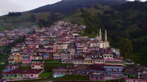 Luftaufnahme von bunten Häusern und Terrassenfeldern, Indonesien.