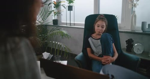 Kinderpsychologin führt psychologischen Test mit Illustrationen durch