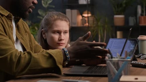 Divers testeurs développent une application sur les appareils numériques au bureau