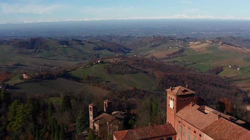 Vue aérienne de la campagne pittoresque de Pavie avec Dolly au-dessus du château de Montalto Pavese. Établissement du tir
