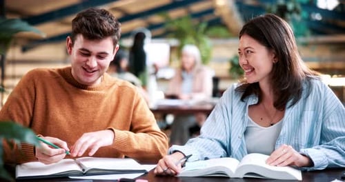 Menschen, Studierende oder Freunde mit Büchern im Studium oder in der Universitätsbibliothek zum gemeinsamen Lernen