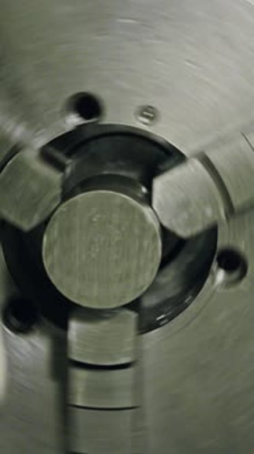 Torno de metalurgia que mecaniza con precisión objetos metálicos en el taller