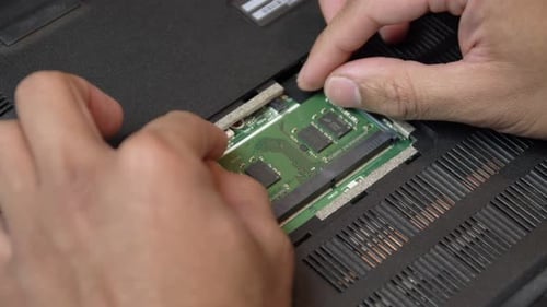 Mann ersetzt einen Speicherstick auf einem Laptop