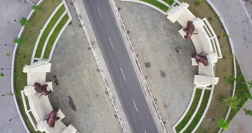Rotação aérea: drones fotografam o KEMBANG LIMUS GATE Como acesso ao templo de Borobudur - Magelang, Indonésia