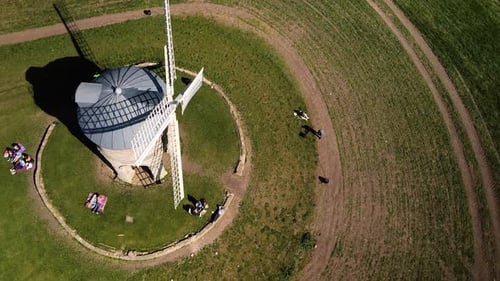 Hito histórico de Chesterton, vela de madera, molino de viento, órbita aérea, vista de pájaro a la izquierda, vista por encima de los turistas en