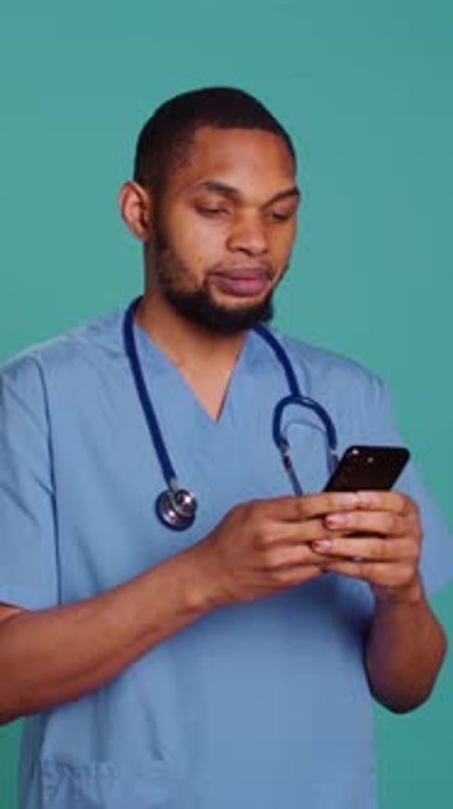 Vídeo vertical: Trabajador sanitario que usa un smartphone para enviar mensajes de texto a sus amigos