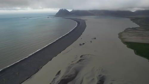 Luftaufnahme der endlosen Küste in der Nähe der Flussmündung, Island.