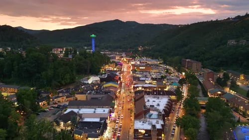 Paisaje aéreo de la noche en el centro de la ciudad de Gatlinburg con concurridas calles turísticas llenas de autopistas principales