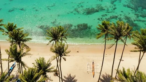 Playa de arena y aguas turquesas