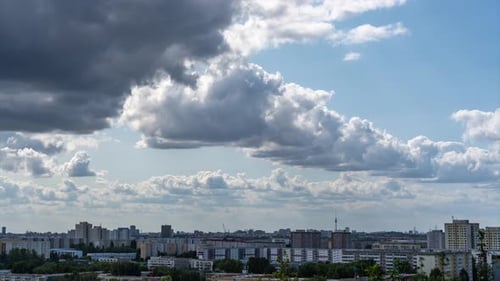 Zeitraffer der Wolken über der Stadt.