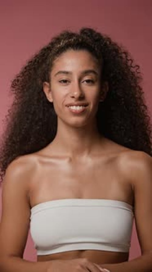 Jolie femme regardant la caméra avec un large sourire