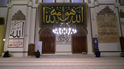 Die muslimische Community betet in der Bursa Ulu-Moschee 5