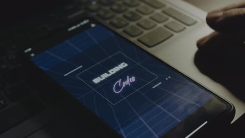 Bauvorschriften, Aufschrift auf dem Smartphone-Bildschirm, Konstruktionskonzept, männliche Hand, die mit den Finger schlägt