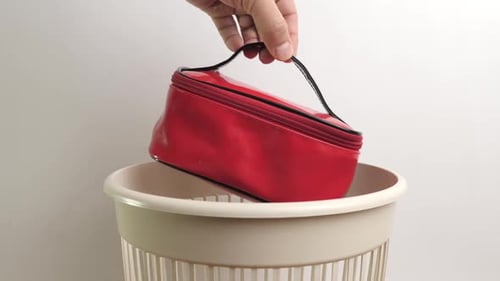 E92. La bolsa vieja se tira a la basura. Eliminación de residuos domésticos.