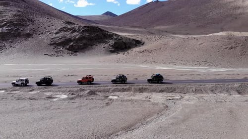 Drohnenaufnahmen von Geländewagen mit Geländewagen mit Geländewagen in Ladakh, Indien