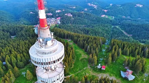 Torre Snezhana en la cima de Snezhana cubierta de bosques de abetos en las montañas de Ródope