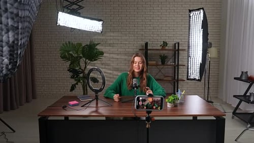 Grabación entre bastidores de vídeos de expertos en un estudio acogedor con equipo profesional