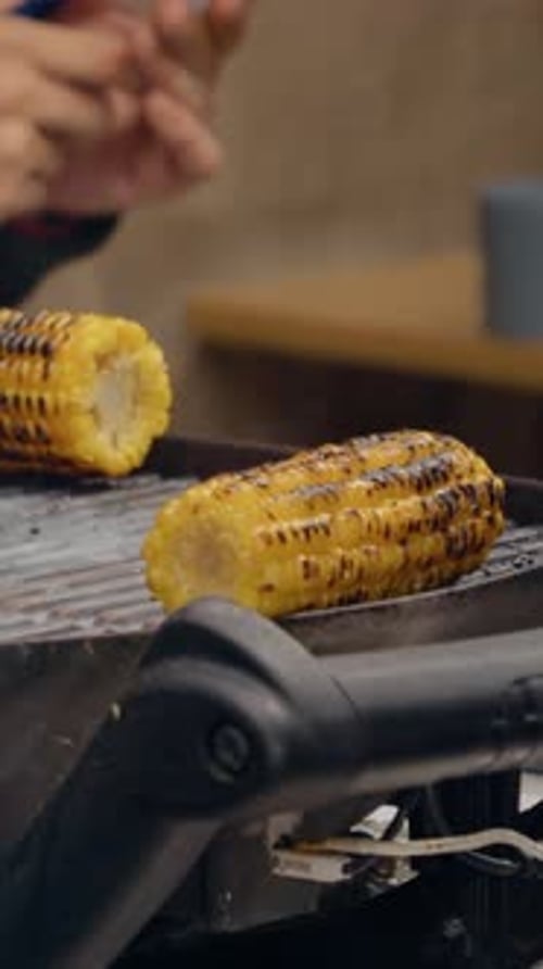 Vertikales Video Gebackener Mais auf dem Weihnachtsmarkt ist ein festlicher Feiertagsgenuss