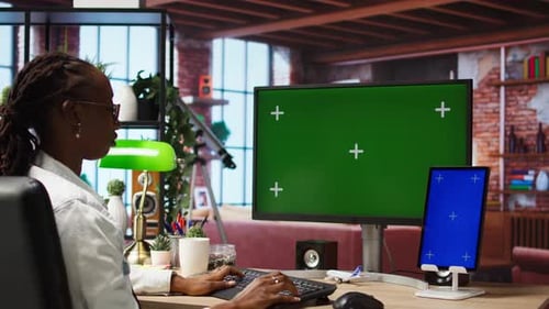 Student surft zu Hause auf einem Computer und Tablet mit isoliertem Bildschirm im Internet