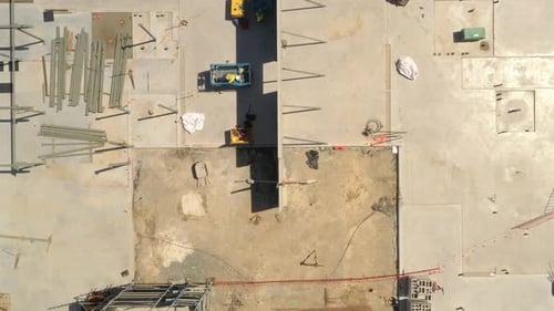 El Zumbido viaja por encima de edificios, construcciones, andamios, trabajadores en áreas planas y a plena luz del día