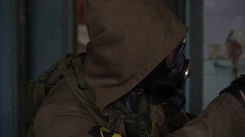 Ein Soldat oder Soldat mit einer Pistole und einer Gasmaske in einem zerstörten Gebäude